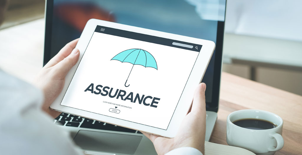 Personne consultant des offres d'assurance crédit sur tablette dans un café